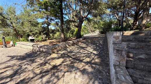 Villa Panoramica In Buone Condizioni Con Trullo Comunicante.